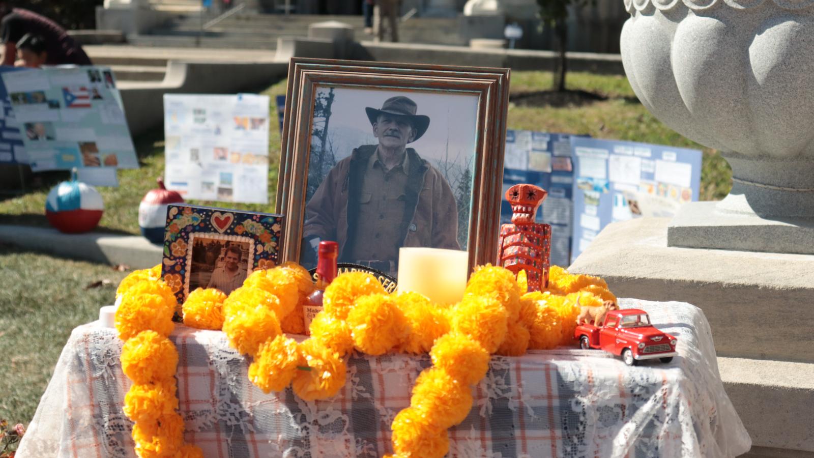 Ofrenda or alter on gravestone